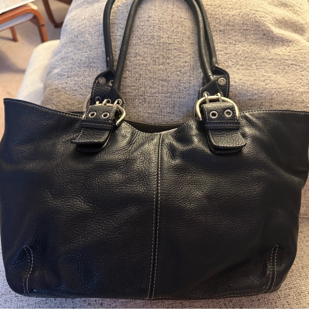 Tignanello - vintage deep blue pebbled leather shoulder bag 11x7 and charm - Picture 6 of 13